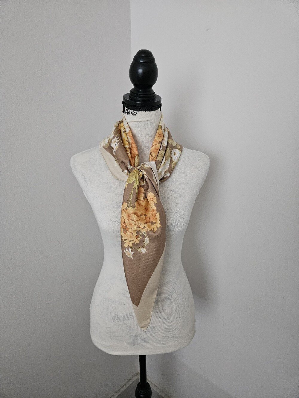 🇮🇹Salvatore Ferragamo Floral Silk Scarf in Brown and Yellow 85X85 cm authentic - Picture 4 of 12